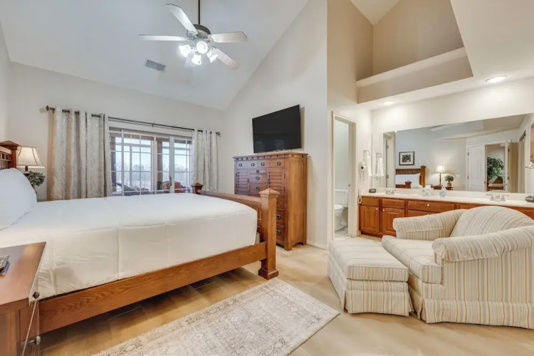 Walk to Branson Strip: Inviting Condo!