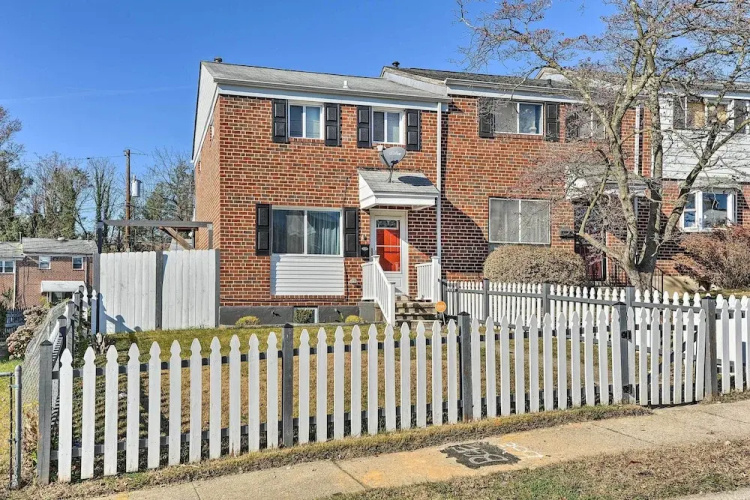 Chic Townhome w/ Deck: 6 Mi to Dtwn Baltimore