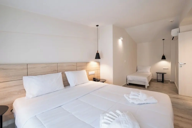 1 Bedroom Suite with land view