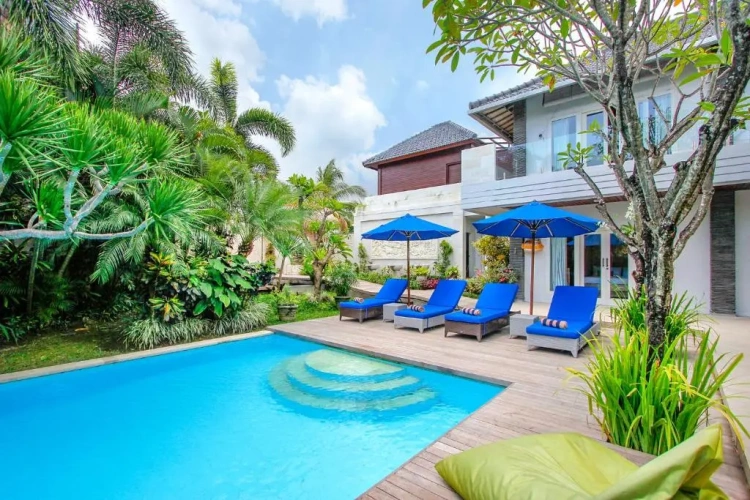 5 Bedrooms Villa