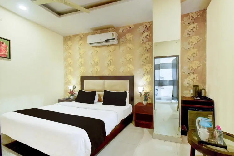Luxury Stays With Pool Near Akshardham Temple