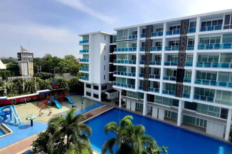 Light, airy, east facing 2 bed/2 bath pool views