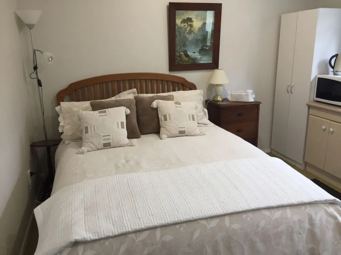 99 Tihi Rd Bed & Breakfast