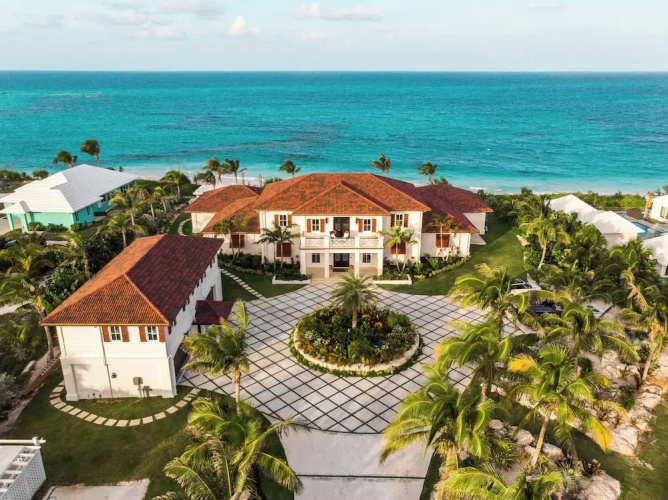 Island Haven: Oceanfront Retreat With Infinity Pool