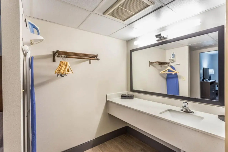 EverSpring Inn & Suites Marshall