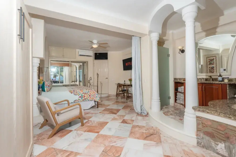 Ocean Front Penthouse Pool Sleeps 8 People