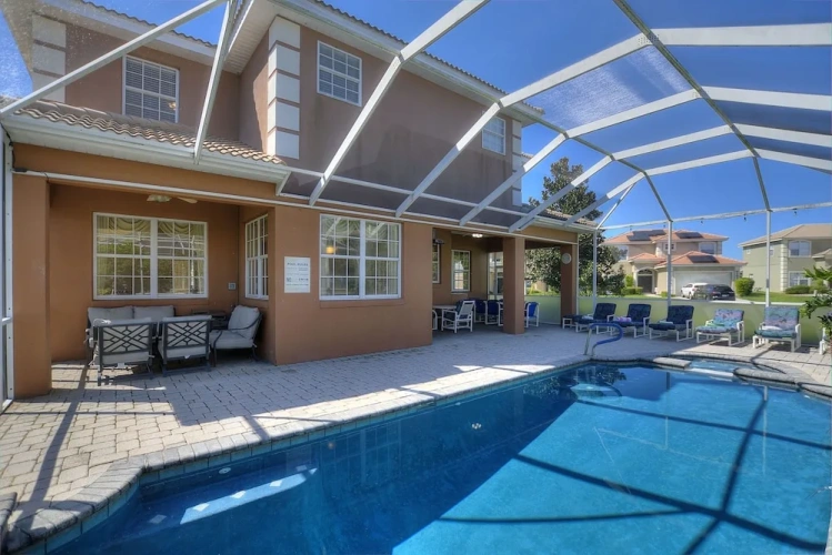 6 Bedrooms Villa