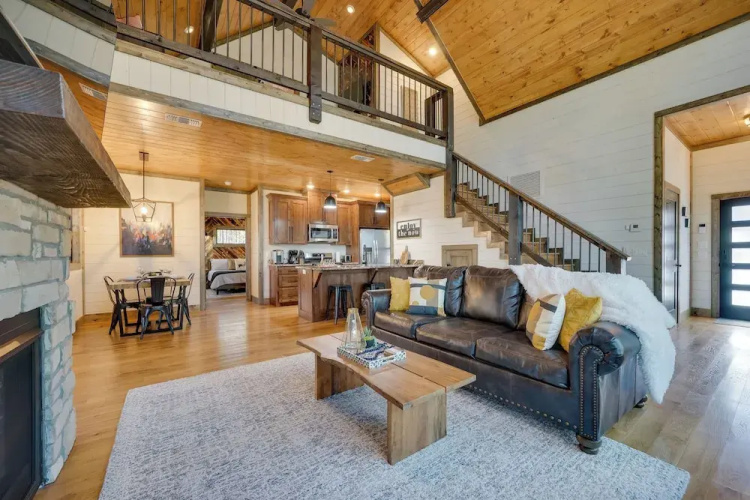 Serene Broken Bow Cabin w/ Hot Tub & Fire Pit!
