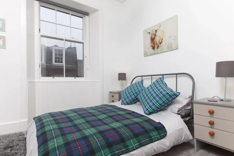 Comfortable 3 Bedroom Top Floor Flat in Old Town