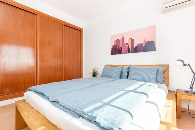 Lovely 2 bedroom apartment including pool, stunning ocean views & beach closeby