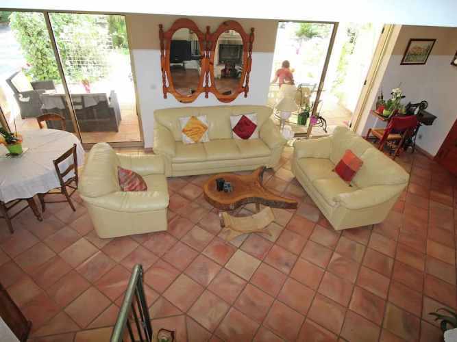 Spacious Villa at Saint-raphael With Jacuzzi