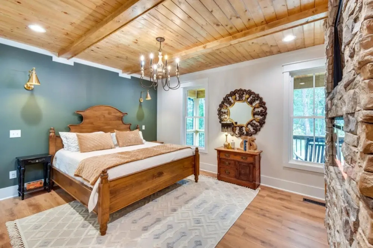Luxurious Clarkesville Cabin w/ Decks & Fire Pit
