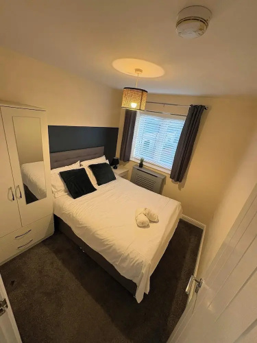 Spacious 3-bed House - Sleeps 8, Garden & Parking