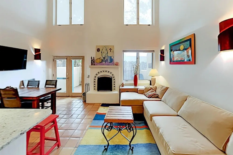 Casa Monzon - Perfect Location, Bright and Sunny Interior