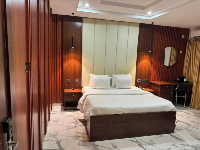 Four Crowns Serviced Apartment