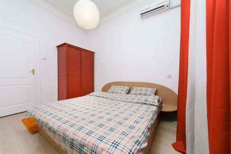 Rent Kiev Lva Tolshtoho Square