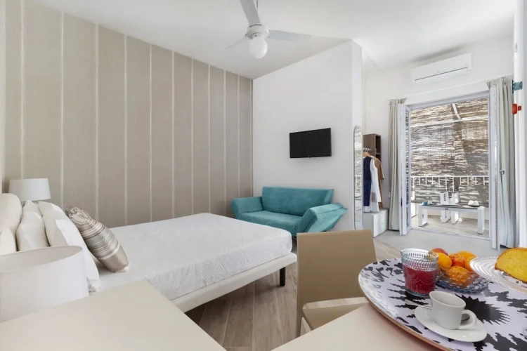 1 Bedroom Classic room with balcony and with partial sea view