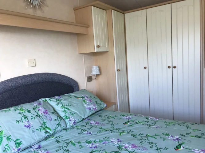 2 Bed-sleeps4-beachfront-free Parking