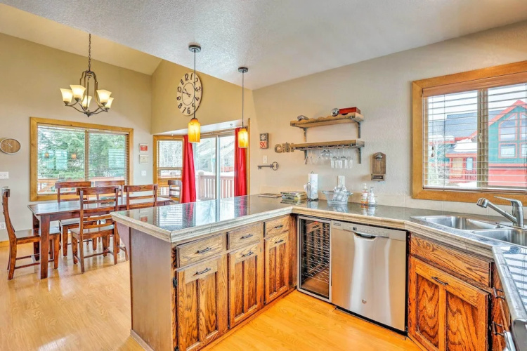 Silverthorne Ski Base w/ Mtn Views: Walk to Trails