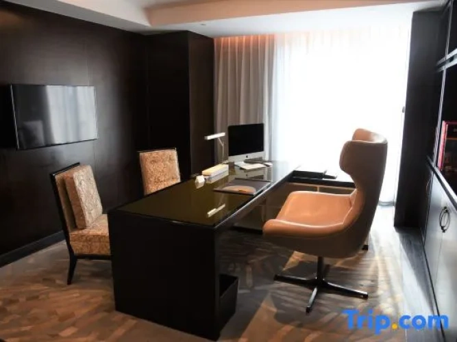 2 Bedrooms Presidential Suite with balcony