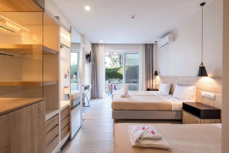 Junior Suite with land view