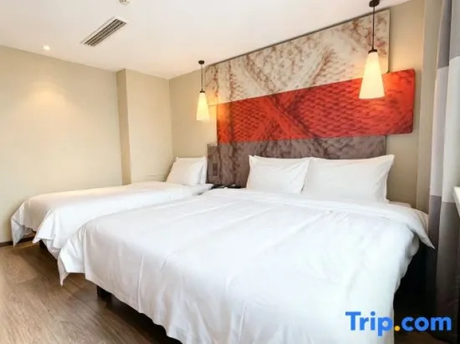 Standard Double room with street view