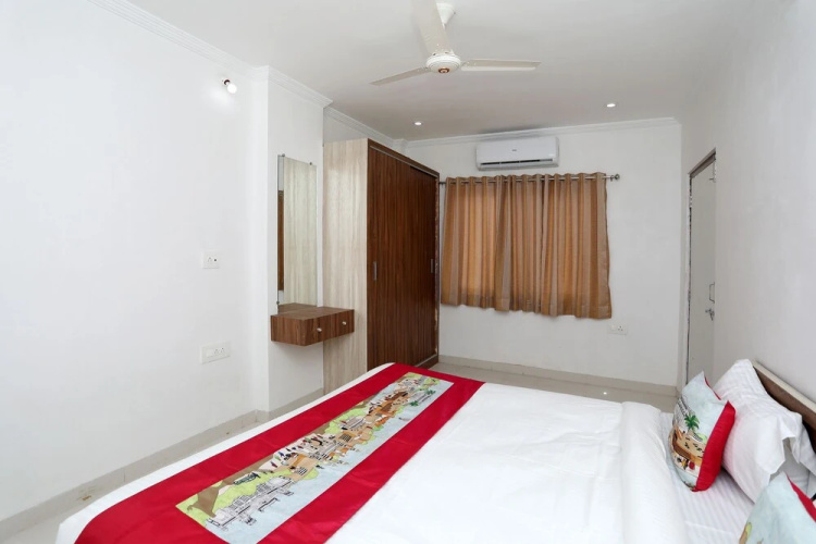 OYO 10066 Home Modern 3BHK Gulab Bagh