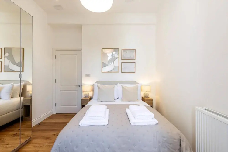 Bright & Elegant Chelsea Getaway: Private Balcony!