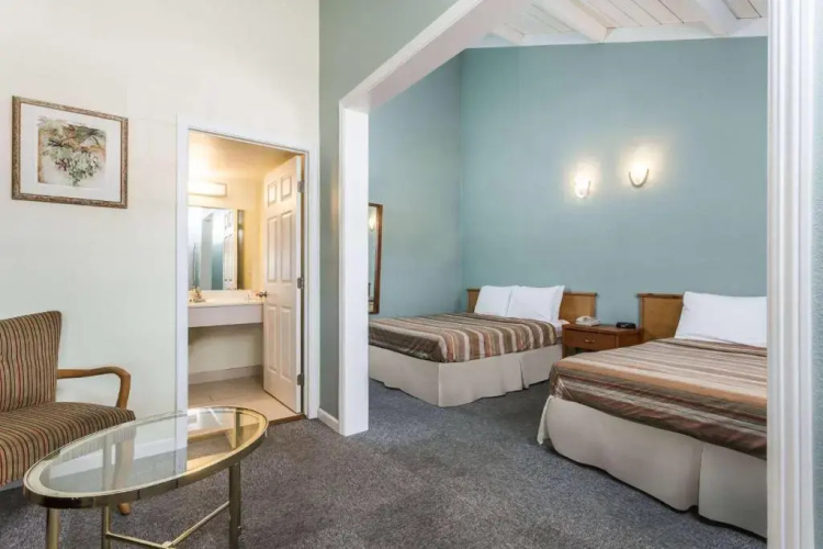 Econo Lodge Inn & Suites