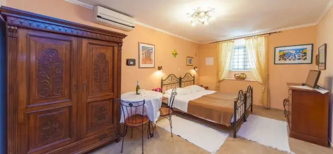 Amoret Apartments