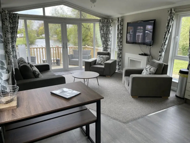 Beautiful and Tranquil Lakeside Lodge - Sleeps 5