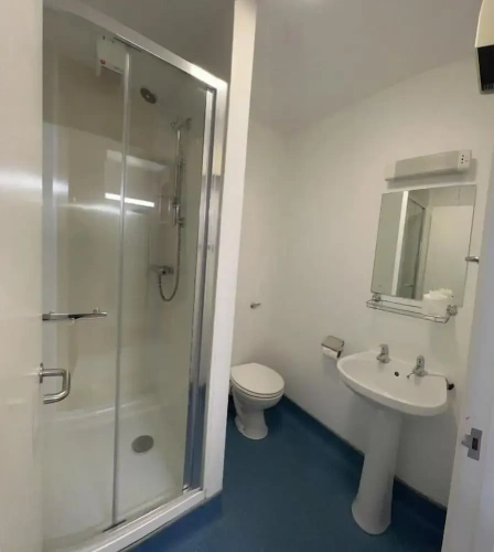 6 Bedrooms Apartment