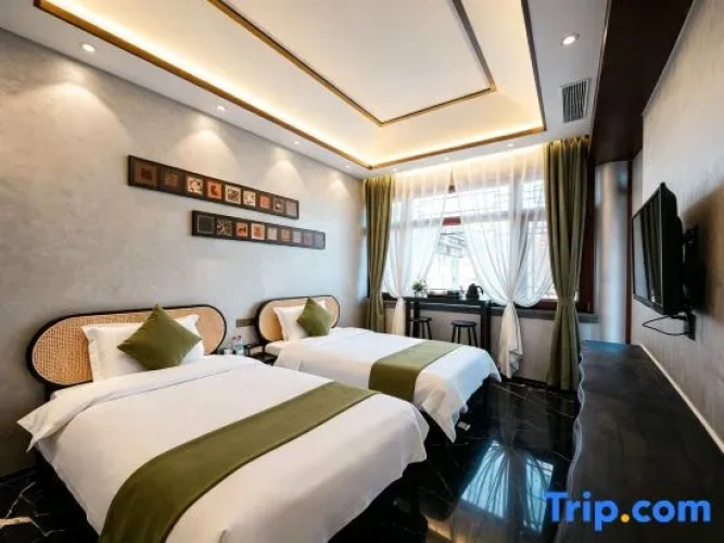 Standard Twin room with garden view