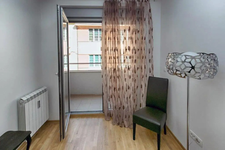 Apartment 32