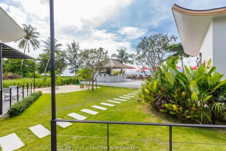 Double Bungalow with balcony and beachfront