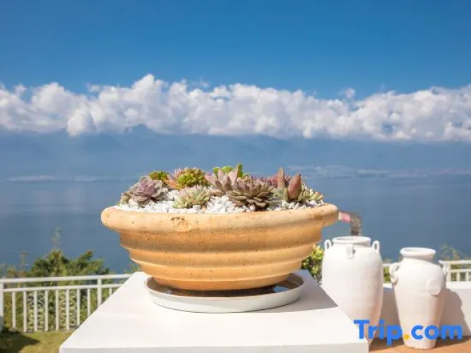 Heqi Lake View Hotel