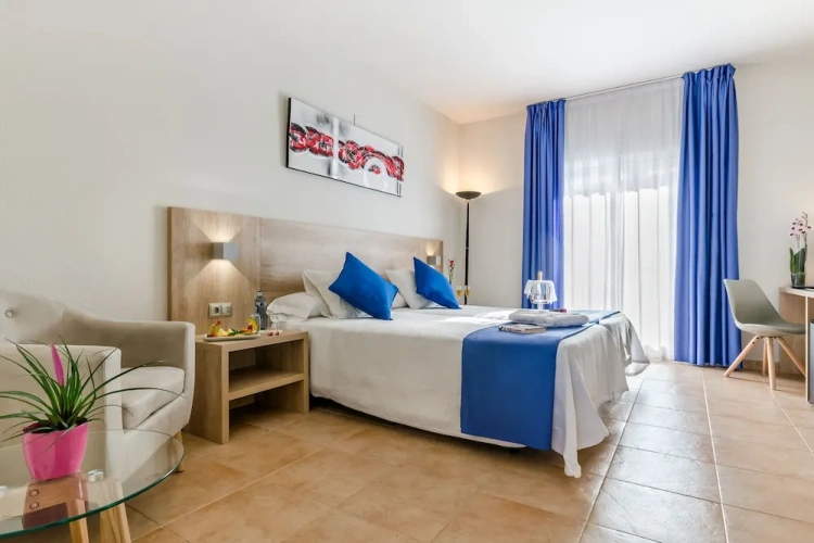 Standard Twin room with balcony