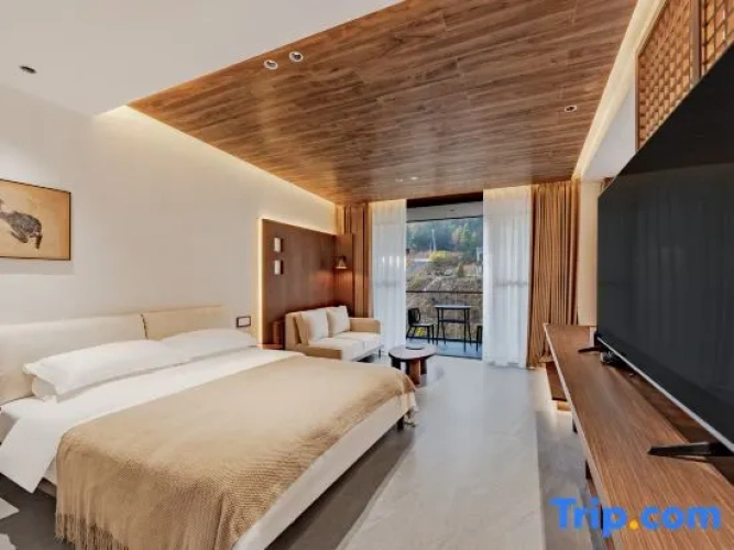 Family Suite with balcony and with courtyard view