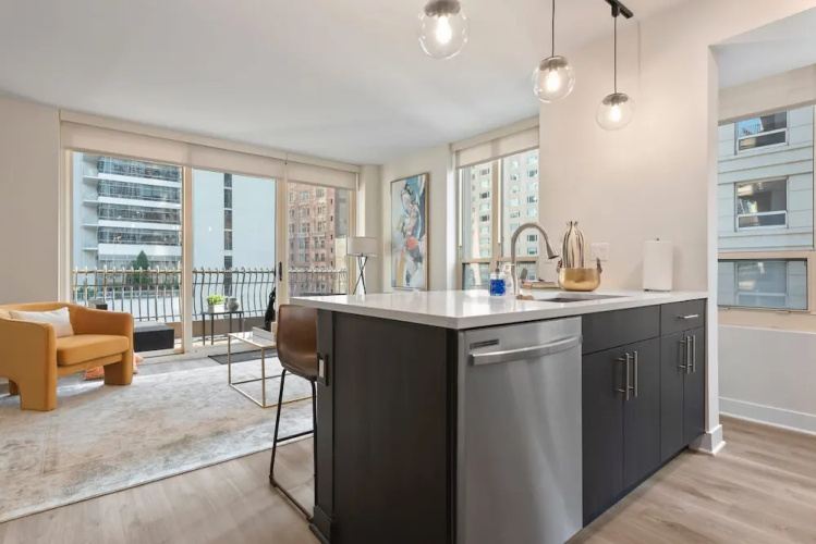Near Riverwalk 2BR Private Balcony Downtown