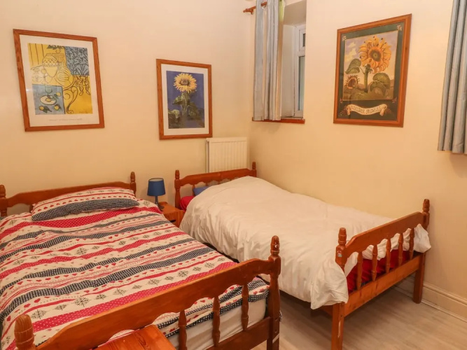 38 Plas Darien. Peredur Suite