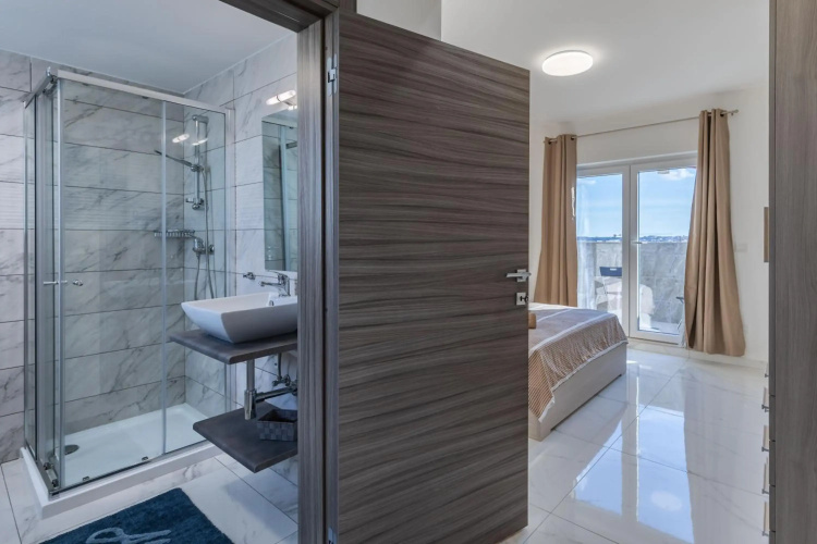 STYLISH 2-Bedroom Penthouses - Terrace with Views