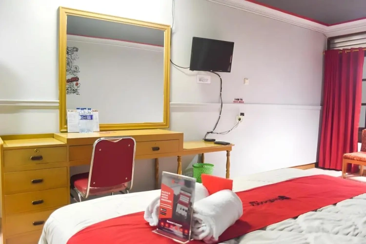 RedDoorz Plus near RSCM Jakarta