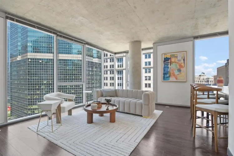 Loop City Views 2BR Apt Near Riverwalk