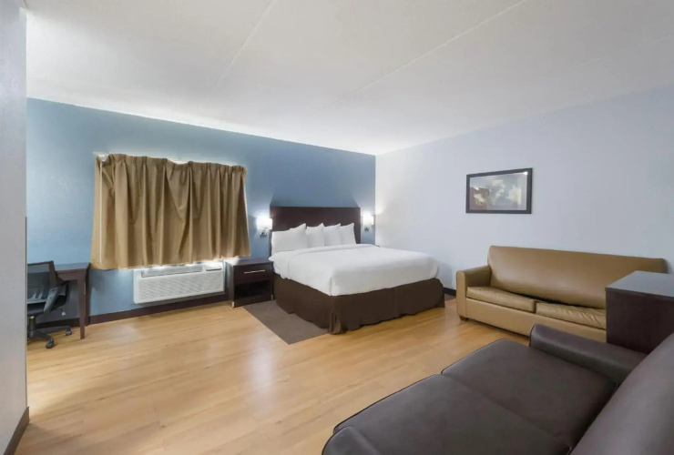 HomeTowne Studios by Red Roof San Antonio - Seaworld/Northwest