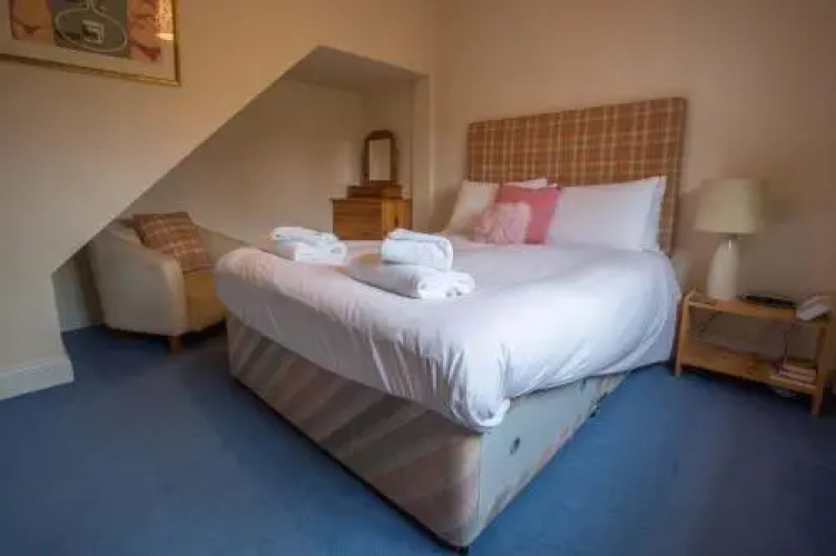 2 Ogilvie Lodge