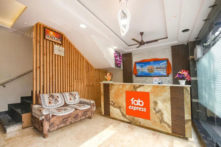 Fabhotel Golden Tree