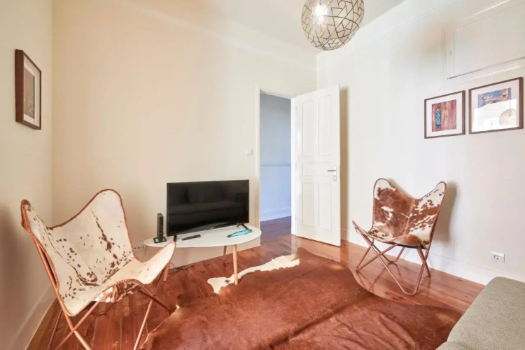 Quiet and Central 2BR APT, By TimeCooler