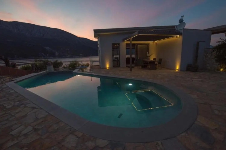 2 Bedrooms Villa