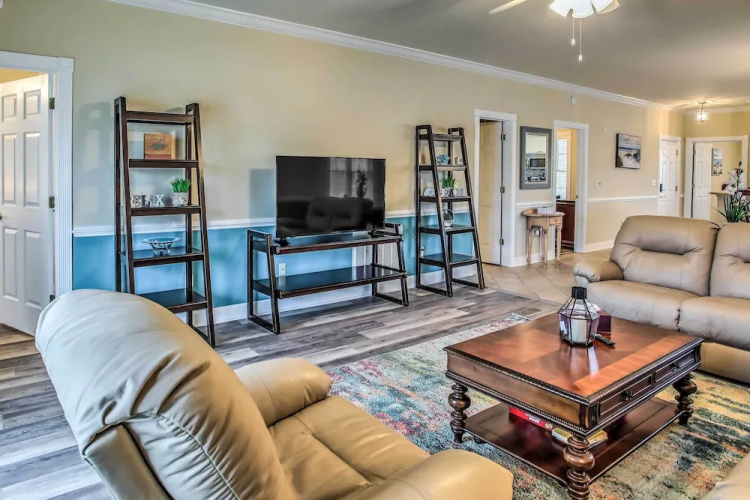 Myrtle Beach Condo: Pool & Golf Course Access