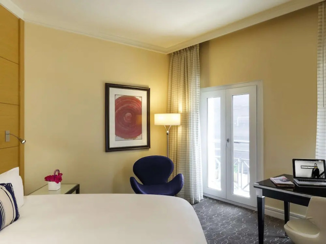 Luxury Double room with street view — Twin Beds